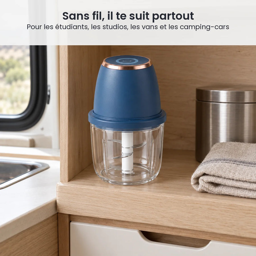 Mini hachoir électrique sans fil 350 ml bleu marine rangé sur une étagère de kitchenette de van, à côté d'un torchon