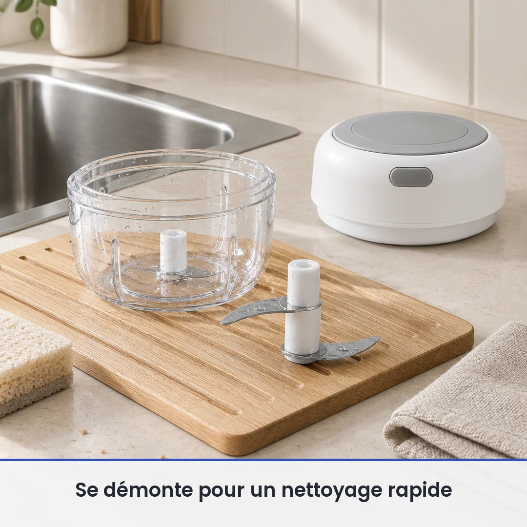 Bol transparent et couteau du mini hachoir électrique blanc lavés près d'un évier, couvercle-moteur posé au sec à côté