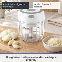 Avant/après avec le mini hachoir électrique blanc 30W 250 ml plastique : ail et oignon en morceaux, puis finement hachés