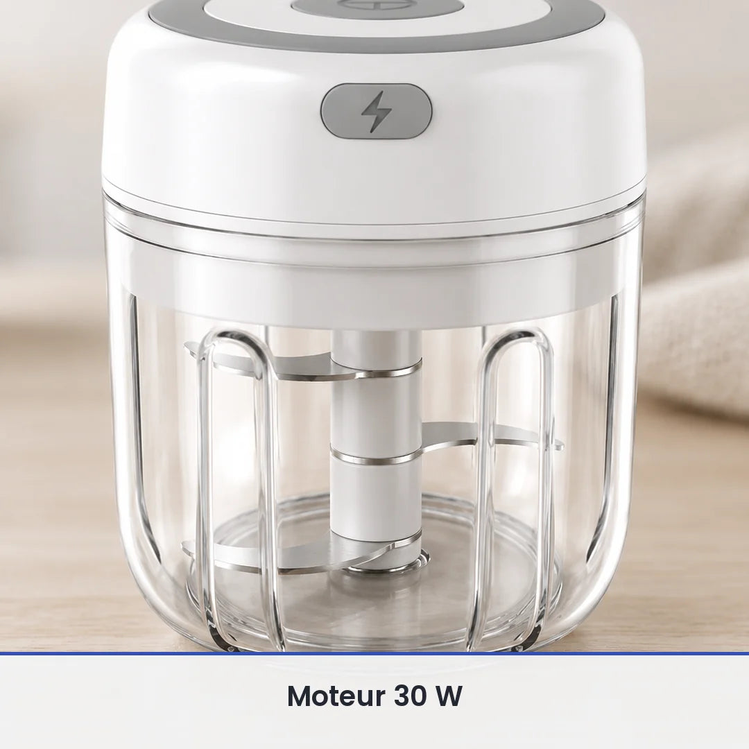 Gros plan sur le couteau inox du mini hachoir électrique blanc 250 ml, vu à travers la paroi du bol transparent fermé