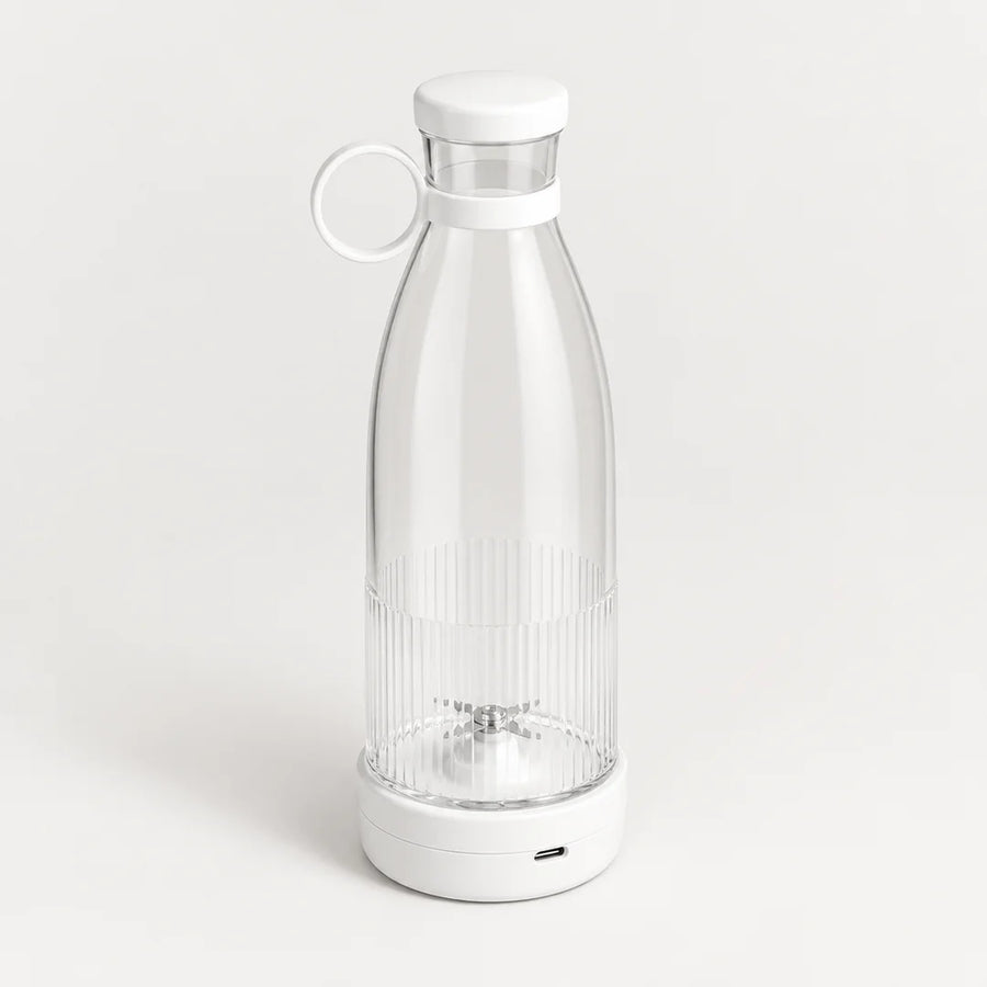 Blender bouteille portable blanc avec bouteille transparente à fond strié, bouchon blanc à anneau, sur fond blanc cassé