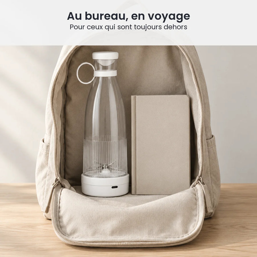 Blender bouteille portable blanc rangé debout dans un sac à dos ouvert, à côté d'un carnet à couverture beige