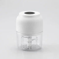 Mini hachoir électrique USB 250 ml blanc sans fil – ail et légumes en situation d'utilisation