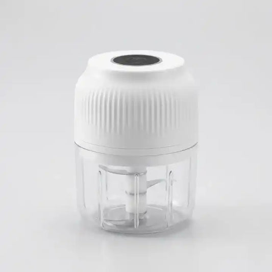 Mini hachoir électrique USB 250 ml blanc sans fil – ail et légumes en situation d'utilisation