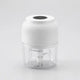 Mini hachoir électrique USB 250 ml blanc sans fil – ail et légumes en situation d'utilisation
