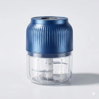 Mini hachoir électrique USB 250 ml – 3 lames inox sans fil en situation d'utilisation