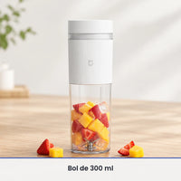 Bol du mini hachoir électrique portable MIJIA 300 ml rempli aux deux tiers de fraise, de mangue et de glaçons