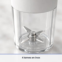 Gros plan sur les 4 lames en inox du mini hachoir électrique portable MIJIA, au fond du bol transparent