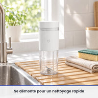 Mini hachoir électrique portable MIJIA rincé, posé sur un égouttoir en bois à côté d'un évier en inox