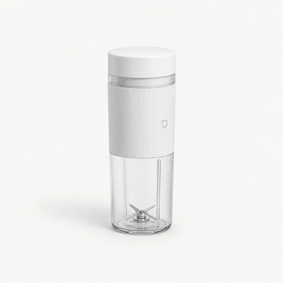 Mini hachoir électrique portable MIJIA 300 ml blanc à bol transparent, vu de trois quarts sur fond blanc cassé