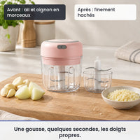 Avant/après avec le mini hachoir électrique rose 30W 250ml + 100 ml : ail et oignon en morceaux, puis finement hachés