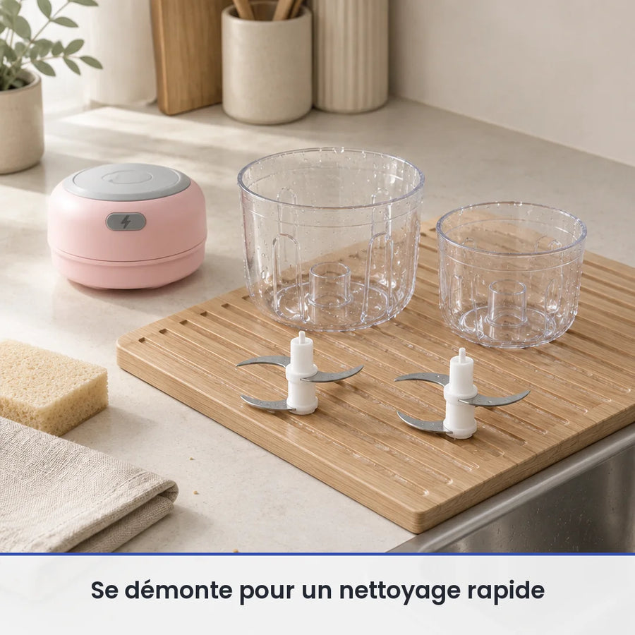 Deux bols transparents et deux couteaux du mini hachoir rose lavés sur un égouttoir, couvercle-moteur rose posé au sec