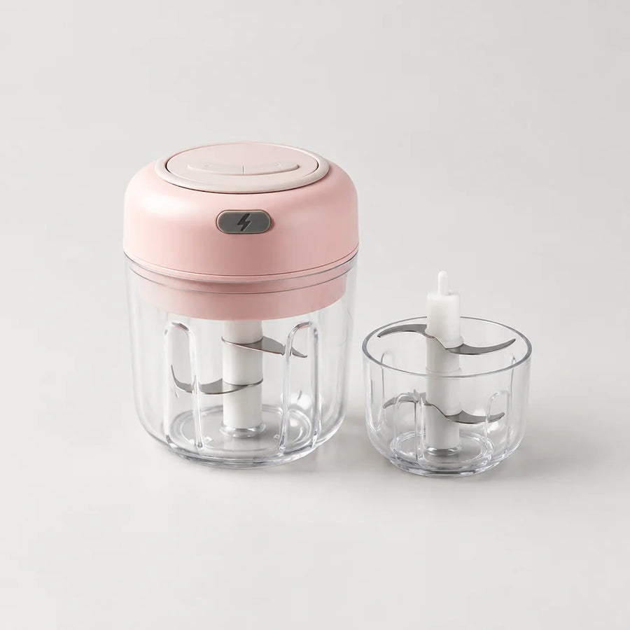 Mini hachoir électrique rose poudré 30 W monté sur son bol de 250 ml, second bol de 100 ml à côté, sur fond blanc cassé