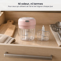 Mini hachoir électrique rose et ses deux bols de 100 et 250 ml rangés dans un tiroir de cuisine en bois clair