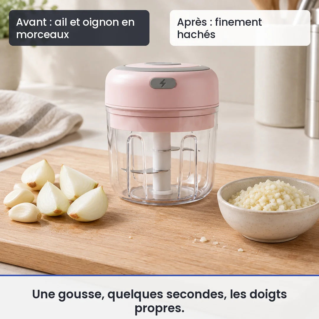 Avant/après avec le mini hachoir électrique rose 30W 250 ml plastique : ail et oignon en morceaux, puis finement hachés
