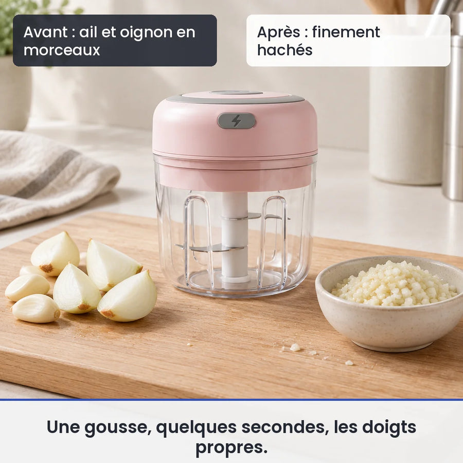 Avant/après avec le mini hachoir électrique rose 30W 250 ml plastique : ail et oignon en morceaux, puis finement hachés