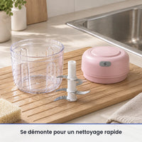 Bol de 250 ml et couteau du mini hachoir électrique rose lavés sur un égouttoir près de l'évier, moteur rose posé au sec
