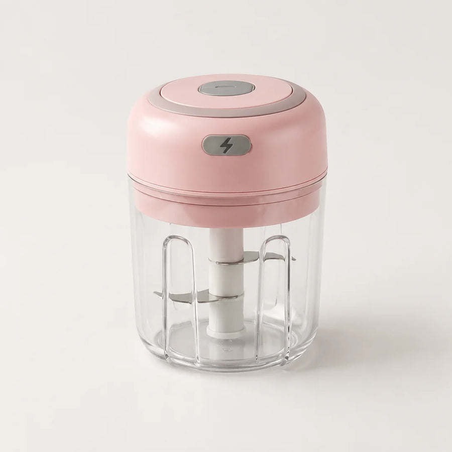 Mini hachoir électrique rose poudré 30 W avec bol transparent de 250 ml et bouton gris à éclair, sur fond blanc cassé