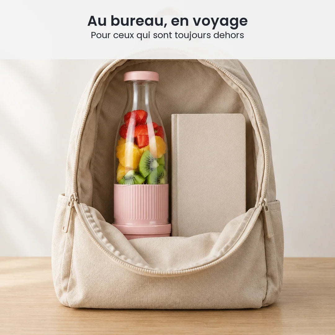 Mini blender portable rose rempli de fruits, rangé dans un sac à dos ouvert à côté d'un carnet