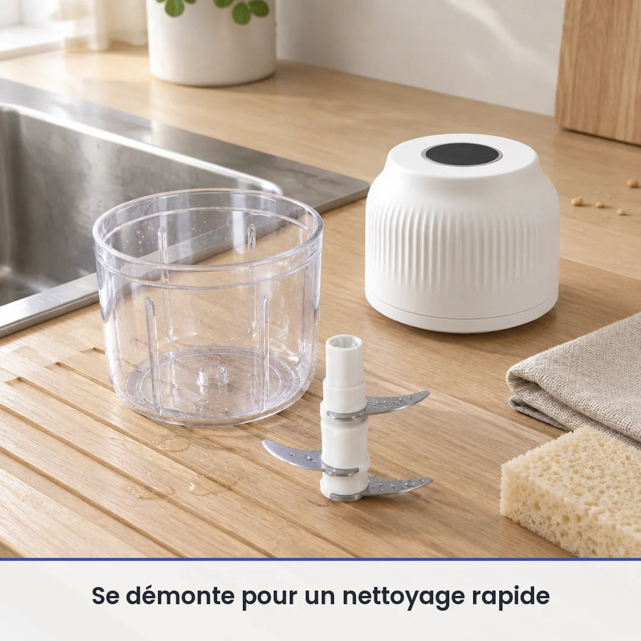 Bol transparent et couteau du mini hachoir sans fil blanc lavés sur un égouttoir près de l'évier, moteur posé au sec