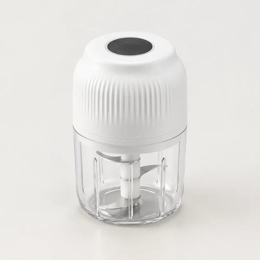 Mini hachoir électrique sans fil blanc à couvercle cannelé et cadran noir sur le dessus, bol transparent de 250 ml