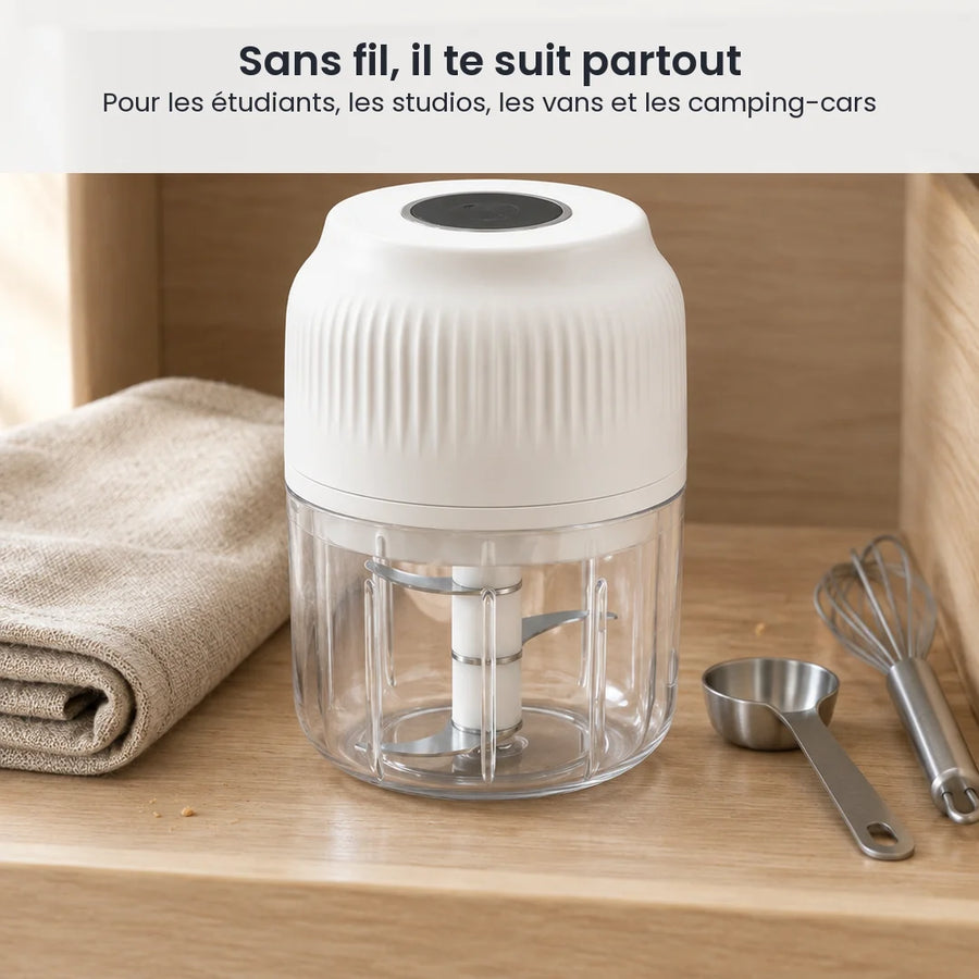Mini hachoir électrique sans fil blanc rangé dans un bac de rangement en bois de kitchenette, à côté d'un torchon