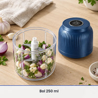 Bol de 250 ml du mini hachoir sans fil bleu marine rempli d'ail, d'oignon rouge et d'herbes, couvercle-moteur à côté