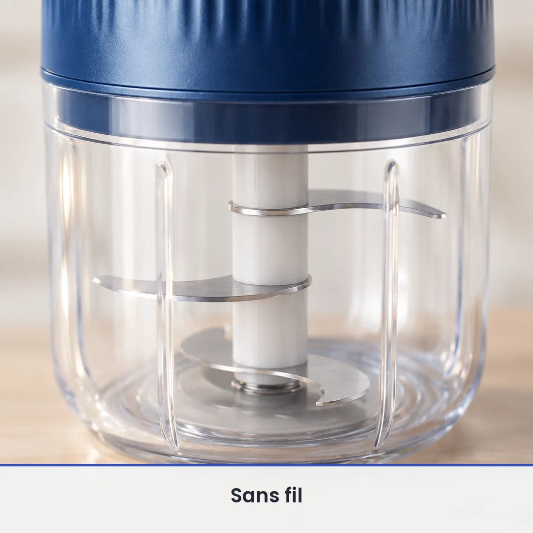 Gros plan sur le couteau inox du mini hachoir sans fil bleu marine, vu à travers la paroi du bol transparent de 250 ml