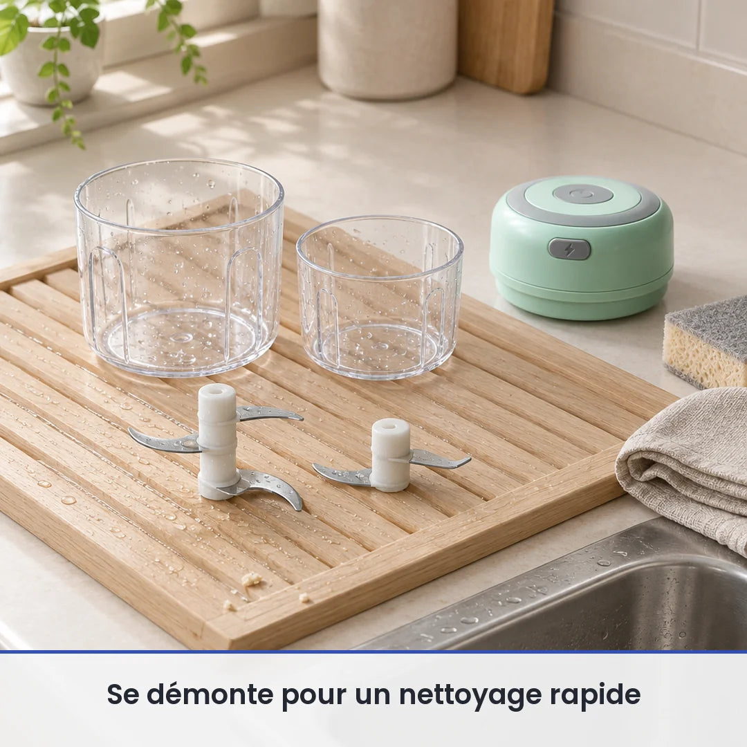 Deux bols transparents et deux couteaux du mini hachoir vert menthe lavés sur un égouttoir, couvercle-moteur posé au sec