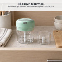 Mini hachoir électrique vert menthe et ses deux bols de 100 et 250 ml rangés dans un tiroir de cuisine en bois clair