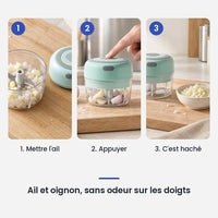 Comment utiliser le mini hachoir électrique vert 30W 100 ml plastique en 3 étapes : mettre l'ail, appuyer, c'est haché