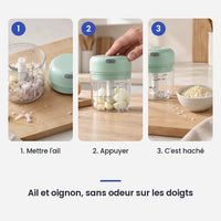Comment utiliser le mini hachoir électrique vert 30W 250 ml plastique en 3 étapes : mettre l'ail, appuyer, c'est haché