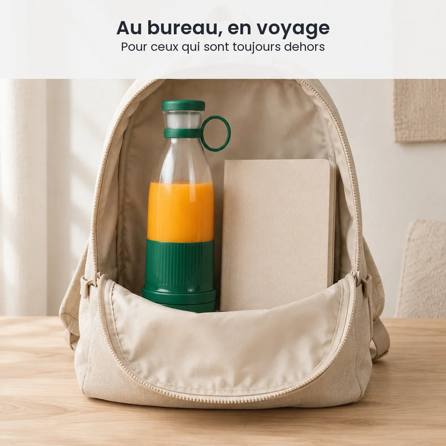Blender bouteille vert sapin rempli de jus d'orange, rangé debout dans un sac à dos ouvert à côté d'un carnet beige