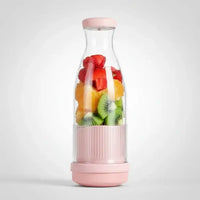 Mini hachoir électrique portable 6 lames pour smoothies en situation d'utilisation