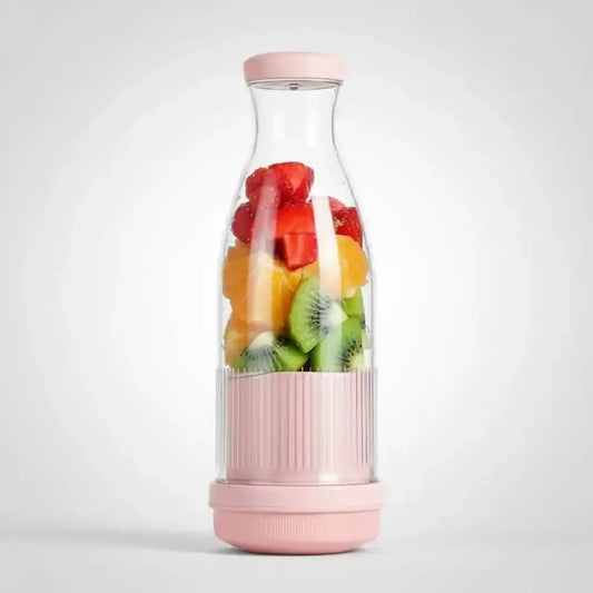 Mini hachoir électrique portable 6 lames pour smoothies en situation d'utilisation