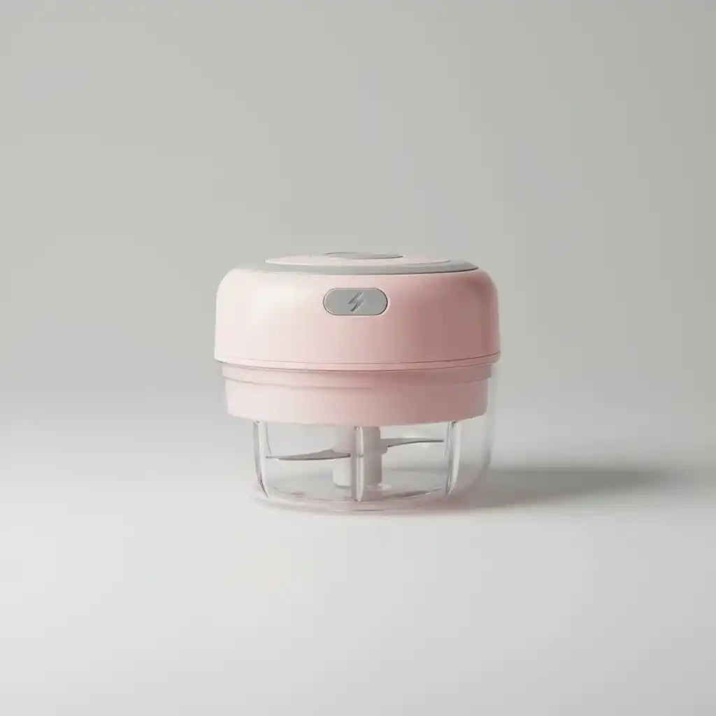 Mini hachoir électrique rose 30W 100ml plastique en situation d'utilisation