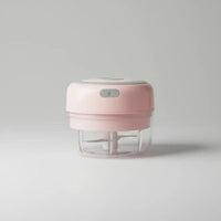 Mini hachoir électrique rose 30W 100ml plastique en situation d'utilisation