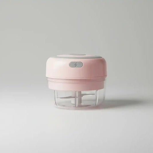 Mini hachoir électrique rose 30W 100ml plastique en situation d'utilisation