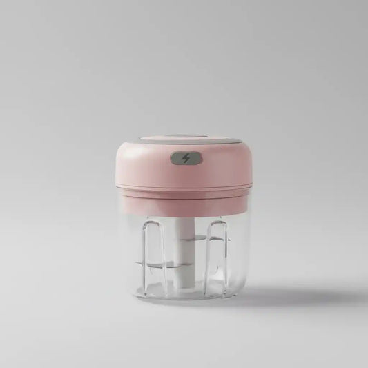 Mini hachoir électrique rose 30W 250 ml plastique en situation d'utilisation
