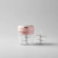 Mini hachoir électrique rose 30W 250ml + 100 ml plastique en situation d'utilisation