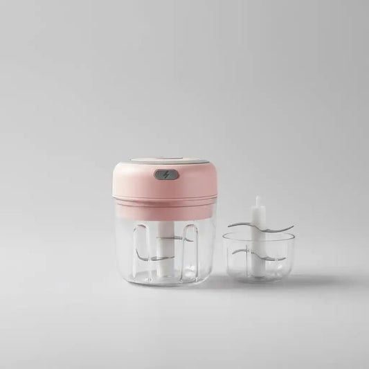 Mini hachoir électrique rose 30W 250ml + 100 ml plastique en situation d'utilisation