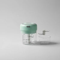 Mini hachoir électrique vert 30W 100ml + 250 ml plastique en situation d'utilisation