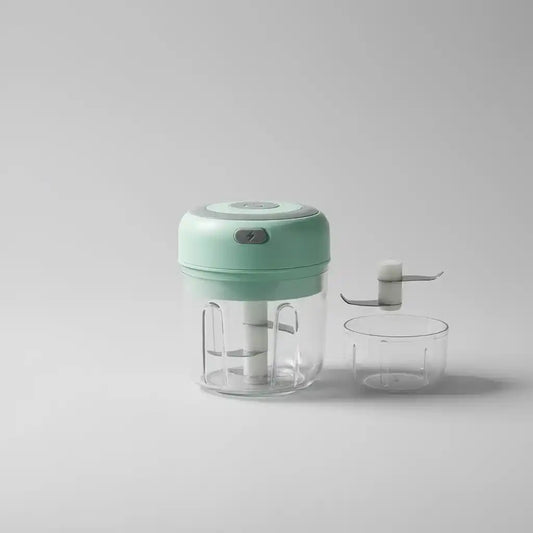 Mini hachoir électrique vert 30W 100ml + 250 ml plastique en situation d'utilisation
