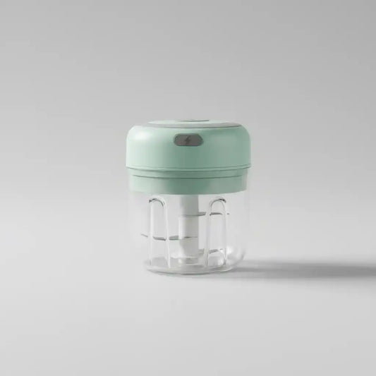 Mini hachoir électrique vert 30W 250 ml plastique en situation d'utilisation