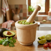 Mortier et pilon en bois naturel pour ail et gingembre, en situation dans la cuisine