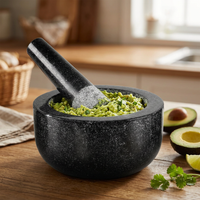 Mortier et pilon en granit massif 16 cm noir, en situation dans la cuisine