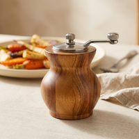 Moulin à poivre en bois à manivelle, forme vase, en situation dans la cuisine
