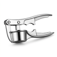 Presse-ail inox à cuve ronde avec casse-noix, vue produit sur fond blanc