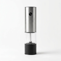 Moulin à poivre automatique compact rechargeable, vue produit sur fond blanc