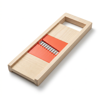 Râpe gaufrette à lame ondulée sur planche, vue produit sur fond blanc